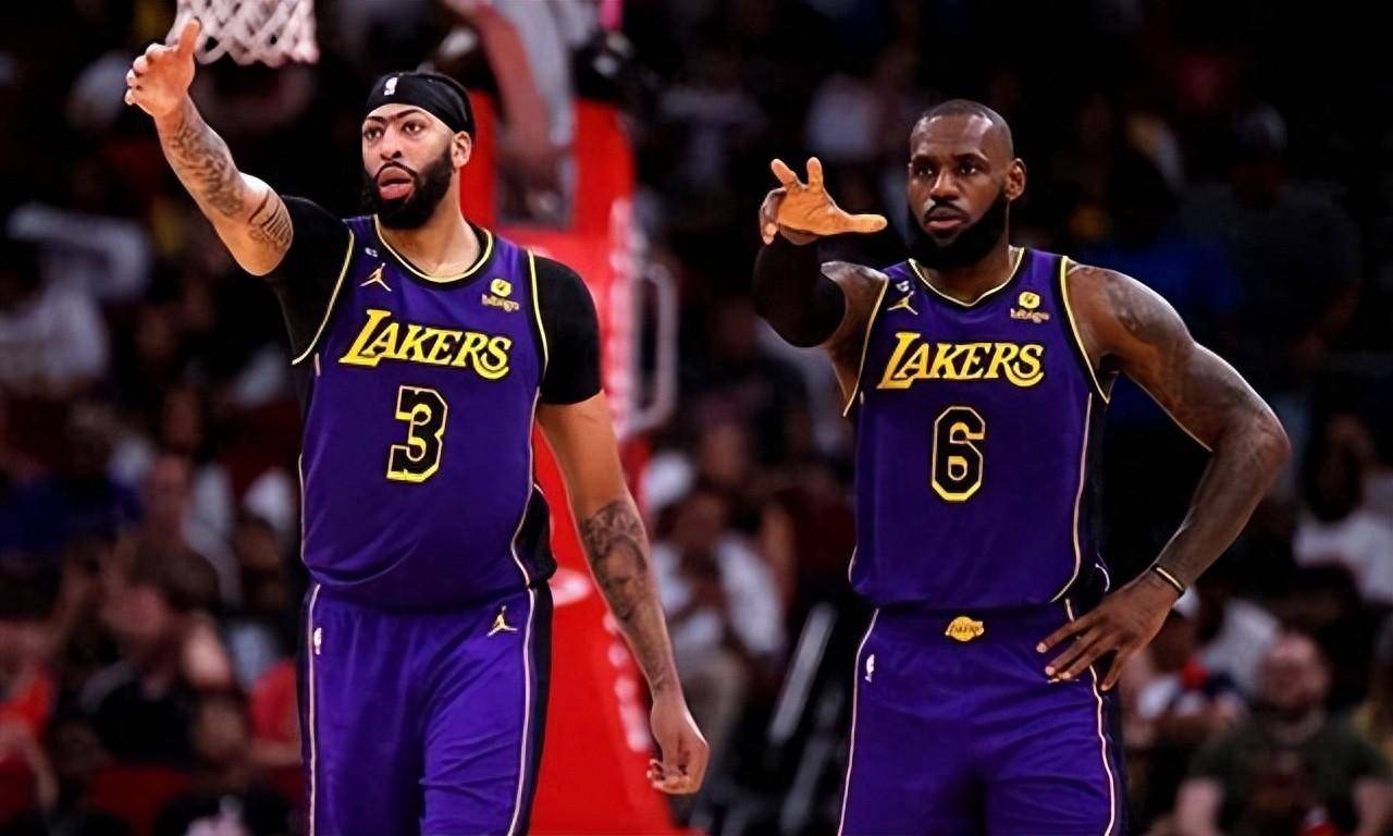 NBA球队备战季后赛，教练组制定战术计划 