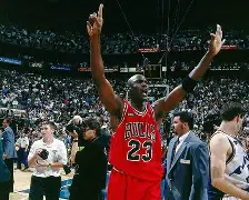 -意外瞬间！NBA传奇ScootHenderson上演绝杀NBA总决赛赛季焦点战，网友热议：‘这才是巨星！’_