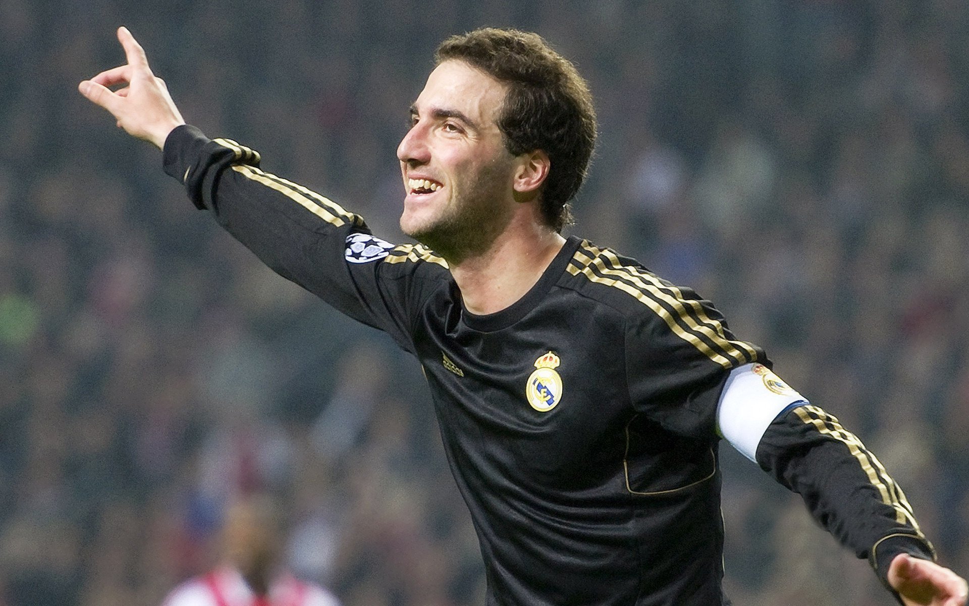 开云-JackeyLove与90激战西班牙队分钟，比赛局势复杂胜负难料！，凯恩焦点对战气势如虹延续